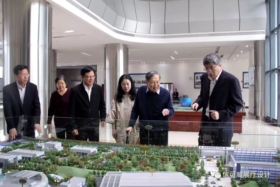 諾貝爾物理學獎獲得者楊振寧參觀散裂中子源沙盤